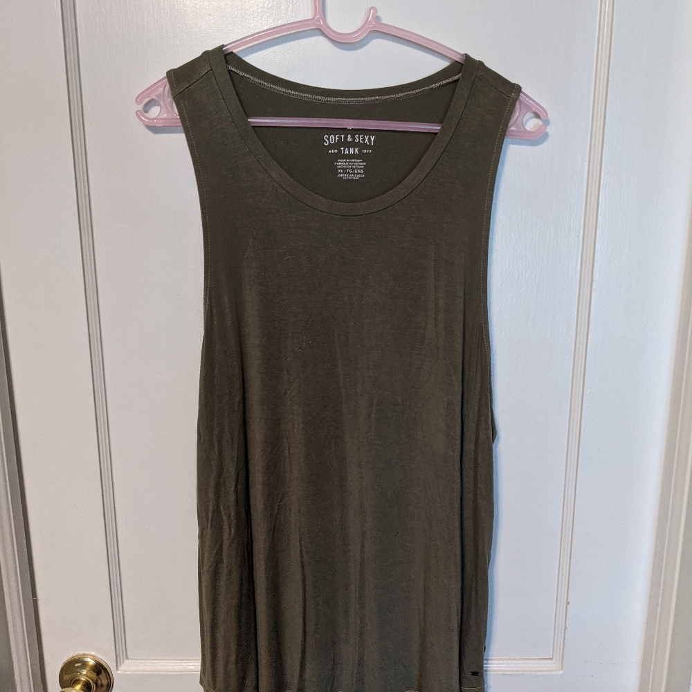 ✨BUNDLE 3+ tanks for $5 each!! Long and stretchy muscle tank